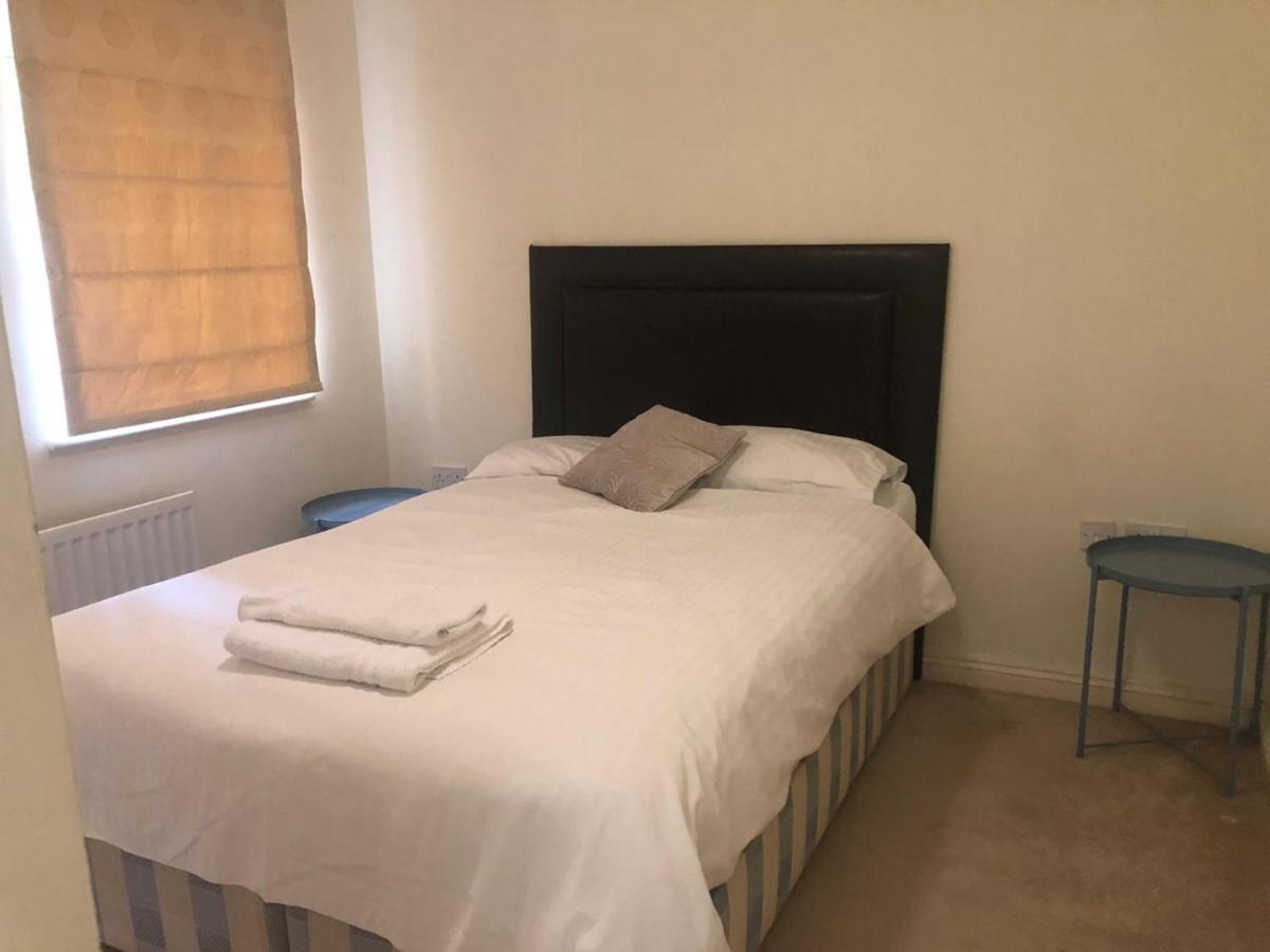 Lovely 2 Bedroom 2 Baths Flat With Free Parking Μπεϊσινγκστόουκ Εξωτερικό φωτογραφία