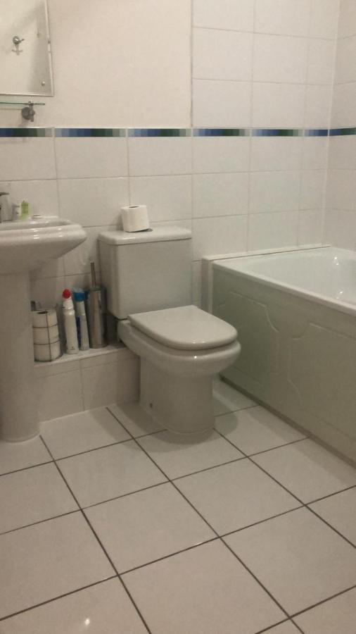 Lovely 2 Bedroom 2 Baths Flat With Free Parking Μπεϊσινγκστόουκ Εξωτερικό φωτογραφία