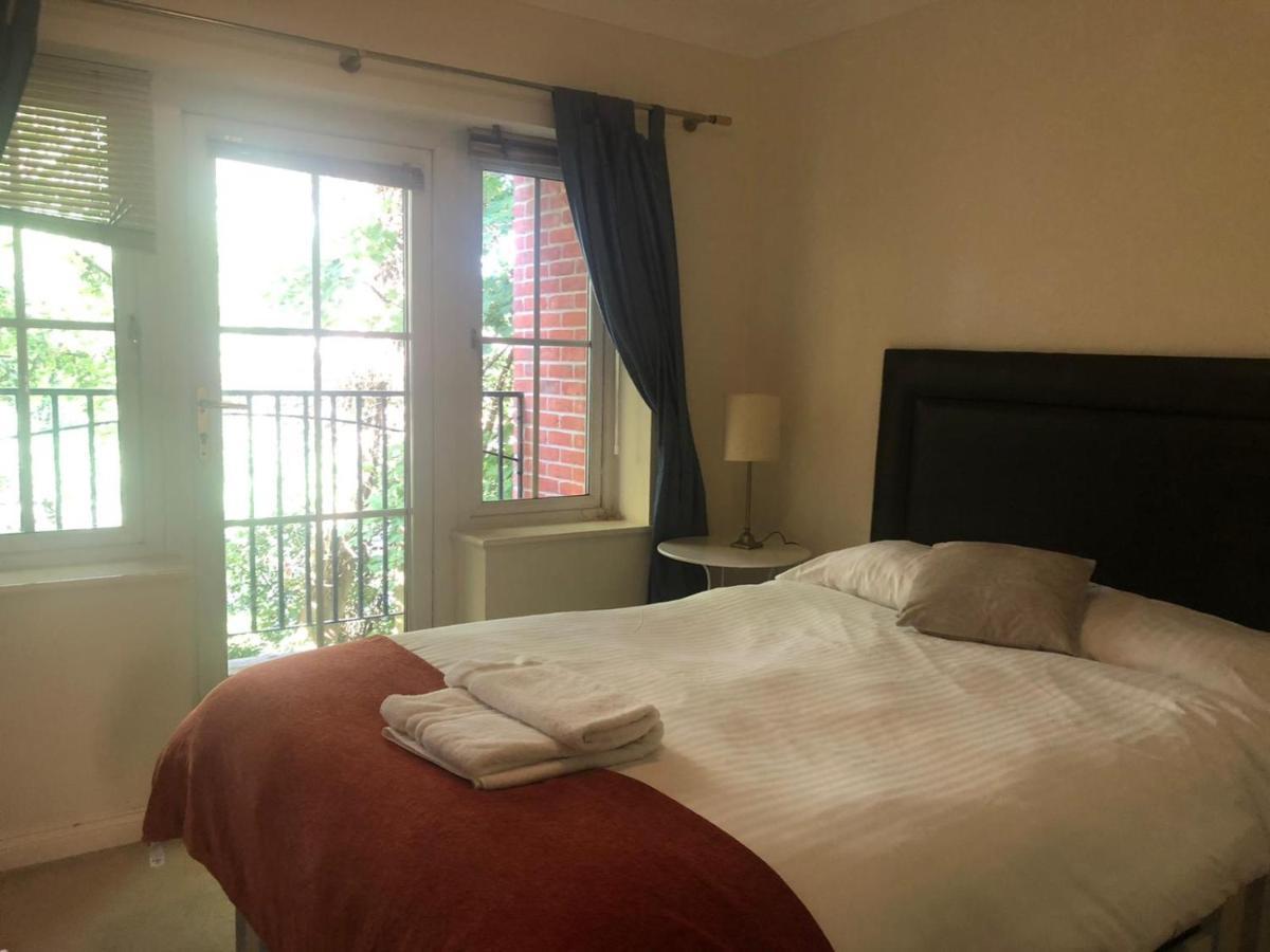 Lovely 2 Bedroom 2 Baths Flat With Free Parking Μπεϊσινγκστόουκ Εξωτερικό φωτογραφία